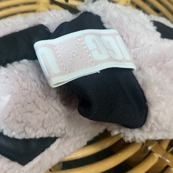 UGG Serpa Mittens new with tags size S/M - Picture 8 of 8